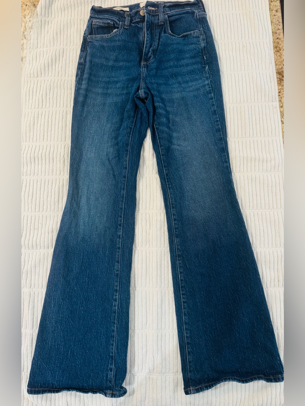 Universal Thread High Rise Flare Jeans
Women's Size 2R Dark Wash Stretch